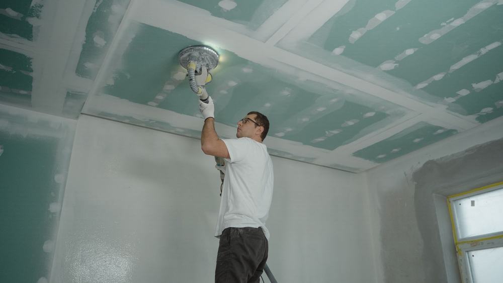 Schleifen einer gespachtelten Unterdecke