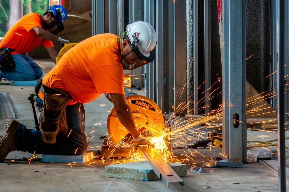 Metallprofile werden auf Länge geschnitten